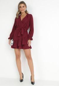 Born2be - Bordowa Sukienka Pronynome. Kolor: czerwony. Materiał: tkanina, guma. Wzór: aplikacja. Typ sukienki: kopertowe. Długość: mini #8
