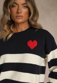 Renee - Granatowy Prosty Sweter z Domieszką Kaszmiru Zdobiony Wzorem w Pasy Tarvane. Okazja: na co dzień. Kolor: niebieski. Materiał: kaszmir. Wzór: aplikacja. Styl: casual