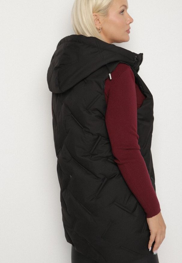 Born2be - Czarna Przejściowa Kamizelka z Pikowanymi Przeszyciami i Kapturem Fesolira. Okazja: na co dzień. Kolekcja: plus size. Kolor: czarny. Materiał: jeans. Styl: casual, sportowy