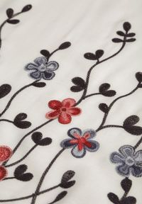 Born2be - Biała Bluzka Euphthise. Okazja: na co dzień. Kolekcja: plus size. Kolor: biały. Materiał: materiał, jeans. Wzór: aplikacja, haft. Styl: klasyczny, casual #4