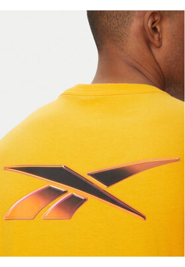 Reebok T-Shirt 100214894 Pomarańczowy Regular Fit. Kolor: pomarańczowy. Materiał: bawełna