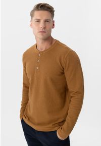 Volcano - Beżowy longsleeve L-AZUX. Kolor: beżowy. Materiał: bawełna, materiał, włókno, dzianina, jeans. Długość rękawa: długi rękaw. Długość: długie. Sezon: zima, jesień. Styl: klasyczny #1