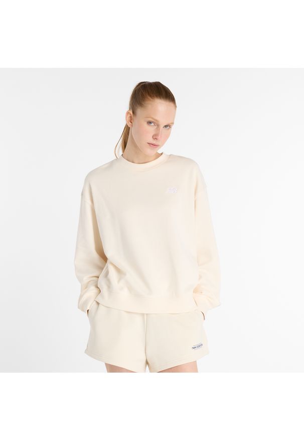 Bluza damska New Balance WT41508PEF – beżowa. Okazja: na co dzień. Kolor: beżowy. Materiał: prążkowany, bawełna, dresówka, poliester. Wzór: ze splotem. Styl: casual
