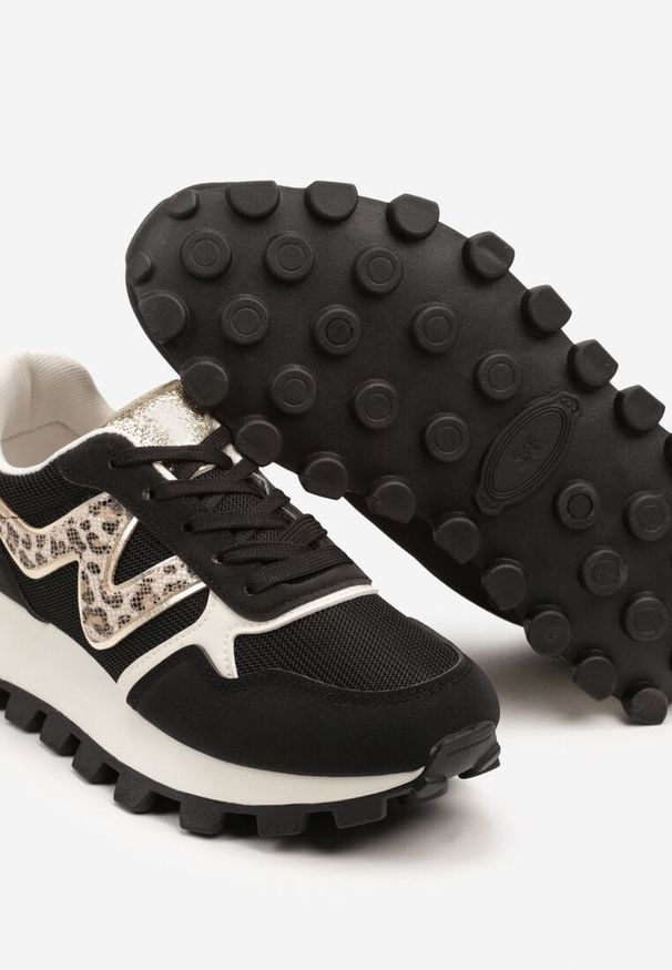Renee - Czarne Sneakersy na Tłoczonej Platformie Zdobione Printem w Cętki Gonalisse. Kolor: czarny. Materiał: jeans. Szerokość cholewki: normalna. Wzór: aplikacja, nadruk. Obcas: na platformie