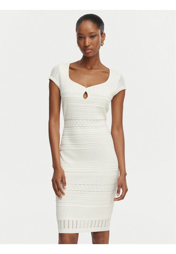 Guess Sukienka dzianinowa W6GK21 Z0603 Biały Regular Fit. Kolor: biały. Materiał: wiskoza