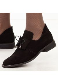 DEONI - Czarne zamszowe skórzane Polskie półbuty damskie Deoni D055. Okazja: na co dzień, do pracy, na spotkanie biznesowe. Kolor: czarny. Szerokość cholewki: normalna. Wzór: aplikacja. Materiał: skóra, zamsz. Sezon: jesień, wiosna. Obcas: na obcasie. Styl: wizytowy, biznesowy, casual, elegancki. Wysokość obcasa: niski #1