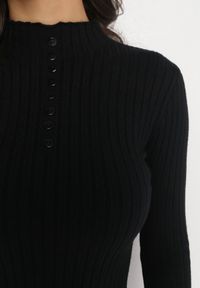 Born2be - Czarny Dopasowany Sweter Golf z Ozdobnymi Guzikami Oppanla. Typ kołnierza: golf. Kolor: czarny. Materiał: tkanina, dzianina. Długość rękawa: długi rękaw. Długość: długie. Wzór: aplikacja #5