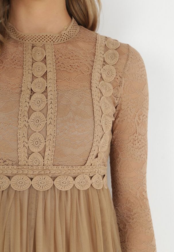 Born2be - Ciemnobeżowa Sukienka Jynerris. Typ kołnierza: kołnierzyk stójkowy. Kolor: brązowy, beżowy. Materiał: tiul, materiał, koronka. Długość rękawa: długi rękaw. Wzór: ażurowy, aplikacja. Styl: elegancki. Długość: midi