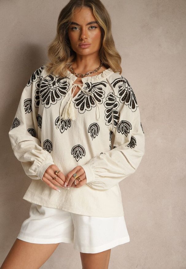 Renee - Beżowa Bluzka Oversize z Bawełny z Ornamentnym Wzorem Nilindea. Okazja: na co dzień. Kolor: beżowy. Materiał: bawełna. Styl: elegancki, casual
