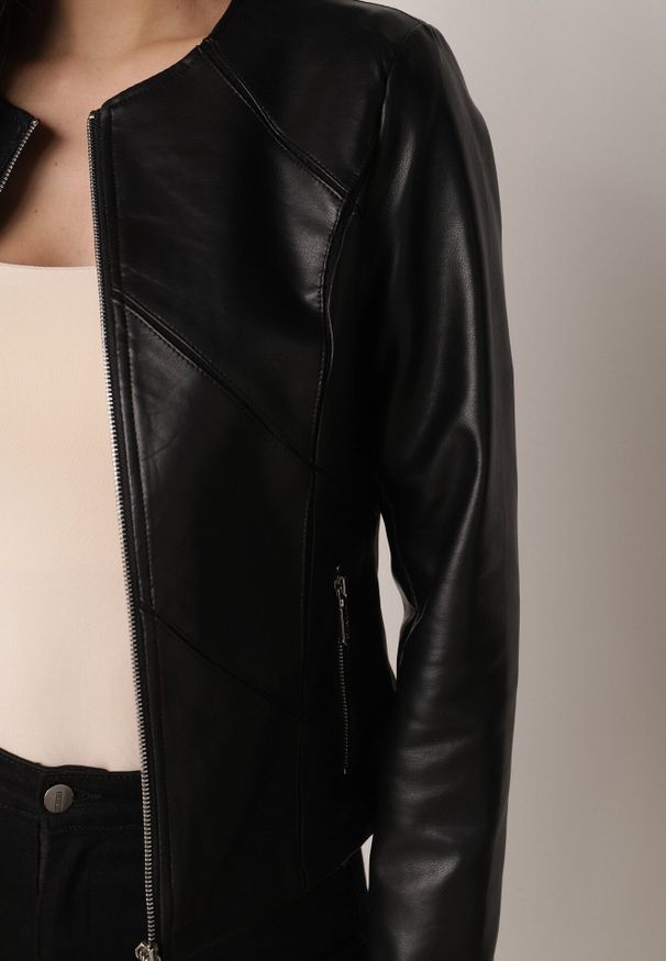 Born2be - Czarna Kurtka Ramoneska Taliowana bez Kołnierzyka w Motocyklowym Stylu Nelaswenna. Okazja: na co dzień. Typ kołnierza: bez kołnierzyka. Kolor: czarny. Materiał: poliester, jeans. Wzór: gładki. Styl: casual, elegancki