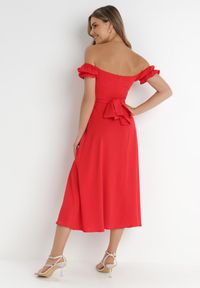 Born2be - Czerwona Sukienka Midi z Dekoltem Carmen i Bufiastymi Rękawkami Amarhis. Okazja: na co dzień, na imprezę. Typ kołnierza: typu carmen. Kolor: czerwony. Wzór: aplikacja. Typ sukienki: proste. Długość rękawa: krótki rękaw. Sezon: lato. Styl: klasyczny, casual, elegancki. Długość: midi #6