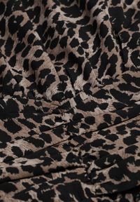 Renee - Brązowa Mini Sukienka o Rozkloszowanym Fasonie w Cętki z Falbankami Gerttera. Okazja: na co dzień. Typ kołnierza: kołnierz z falbankami. Kolor: brązowy. Długość rękawa: na ramiączkach. Styl: casual, klasyczny. Długość: mini #4