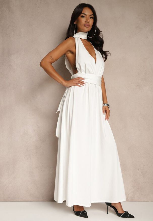 Renee - Biała Sukienka Koktajlowa Multiway z Wiskozą Wiązana na Szyi Lilovea. Okazja: na imprezę. Typ kołnierza: dekolt w kształcie V. Kolor: biały. Materiał: wiskoza. Typ sukienki: rozkloszowane. Styl: wizytowy