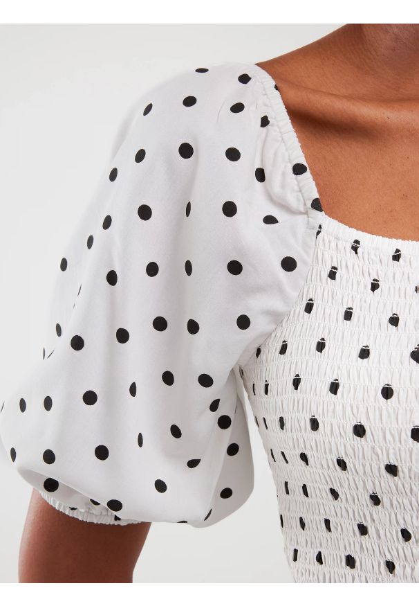 Big-Star - Sukienka damska midi z wiskozy w kropki biała Sotini 100. Kolor: biały. Materiał: wiskoza. Długość rękawa: krótki rękaw. Wzór: kropki. Sezon: lato. Typ sukienki: proste. Styl: wakacyjny, wizytowy, elegancki. Długość: midi