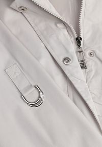 Renee - Beżowa Kurtka Przejściowa Typu Parka z Odpinanym Kapturem Ozdobiona Sznurkami Fallaiah. Okazja: na co dzień. Kolor: beżowy. Materiał: skóra. Wzór: aplikacja. Styl: casual #7