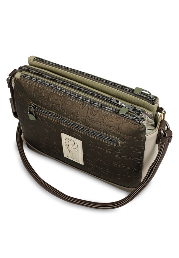 Brązowa Damska Torebka Anekke Z Laleczką. Kolor: brązowy. Wzór: aplikacja. Dodatki: z breloczkiem. Materiał: zdobione. Styl: casual