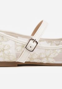 Born2be - Białe Siateczkowe Balerinki z Paskiem z Klamerką i Haftowanymi Kwiatami Erolea. Okazja: na co dzień, na uczelnię. Zapięcie: pasek. Kolor: biały. Materiał: jeans. Wzór: haft, kwiaty. Styl: casual #6