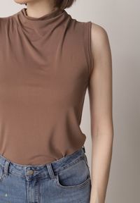 Born2be - Brązowa Gładka Bluzka Bez Rękawów z Półgolfem Nedivra. Okazja: na co dzień, na spotkanie biznesowe, do pracy. Kolor: brązowy. Materiał: poliester, elastan, materiał, jeans. Długość rękawa: bez rękawów. Wzór: gładki. Styl: casual, biznesowy, elegancki, klasyczny #6