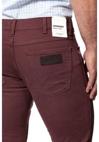 Wrangler - WRANGLER SPODNIE MĘSKIE GREENSBORO RED MAHOGANY W15QTJ17M. Materiał: materiał #6