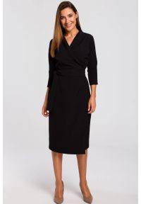 Stylove - Elegancka sukienka biznesowa kopertowa midi z paskiem czarna. Okazja: na spotkanie biznesowe. Kolor: czarny. Typ sukienki: kopertowe. Styl: biznesowy, elegancki. Długość: midi #1