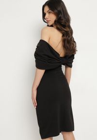 Born2be - Czarna Taliowana Sukienka Dopasowana z Odsłoniętymi Ramionami i Drapowaniem Palamiria. Okazja: na randkę, na imprezę. Kolor: czarny #6