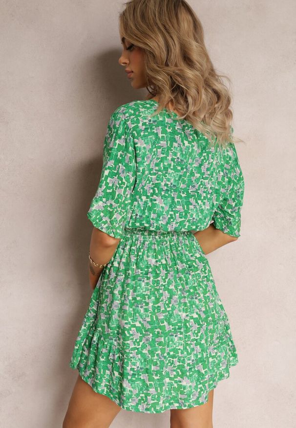 Renee - Zielona Rozkloszowana Sukienka Mini z Wiskozy Ozdobiona Falbanką z Gumką w Talii Etase. Kolor: zielony. Materiał: wiskoza. Wzór: aplikacja. Długość: mini