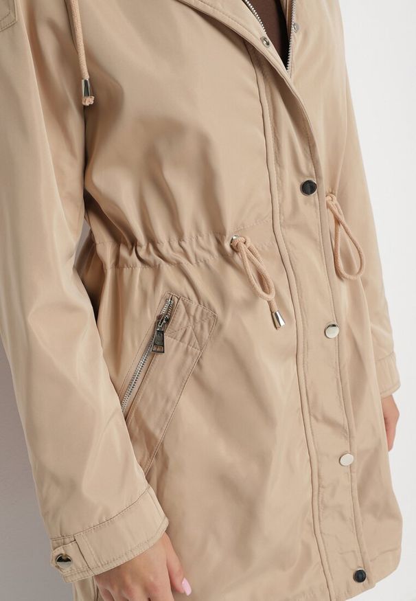Born2be - Beżowa Kurtka Parka z Odpinanym Kapturem i Troczkami w Talii Fesslora. Okazja: na co dzień, na spacer. Kolor: beżowy. Materiał: jeans, wełna. Długość: długie. Styl: elegancki, casual