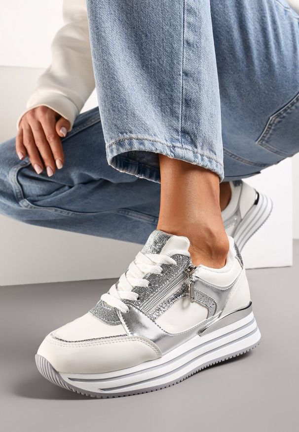Born2be - Biało-Srebrne Sneakersy na Platformie Ozdobione Brokatem i Suwakiem Heliaza. Okazja: na co dzień. Nosek buta: okrągły. Zapięcie: sznurówki. Kolor: biały. Materiał: jeans, materiał. Wzór: aplikacja. Obcas: na platformie. Wysokość obcasa: niski