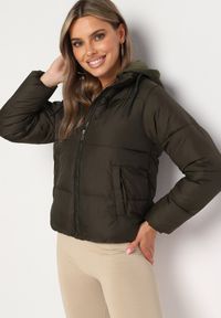 Born2be - Ciemnozielona Pikowana Kurtka z Kapturem Mivuna. Okazja: na co dzień. Typ kołnierza: kaptur. Kolor: zielony. Materiał: jeans. Długość: krótkie. Styl: casual #1