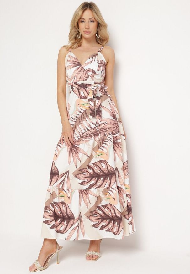 Born2be - Beżowa Sukienka na Ramiączkach z Kopertowym Dekoltem i Motywem Florystycznym Obilena. Okazja: na co dzień. Kolor: beżowy. Materiał: tkanina. Długość rękawa: na ramiączkach. Wzór: kwiaty. Sezon: lato. Typ sukienki: kopertowe. Styl: casual, elegancki