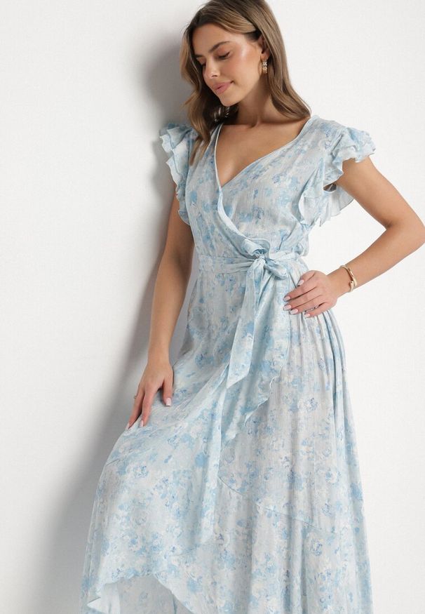 Born2be - Niebieska Bawełniana Sukienka o Asymetrycznym Kroju z Falbankami w Kwiaty Jommea. Okazja: na co dzień. Typ kołnierza: kołnierz z falbankami. Kolor: niebieski. Materiał: bawełna. Długość rękawa: krótki rękaw. Wzór: kwiaty. Typ sukienki: asymetryczne. Styl: casual, elegancki