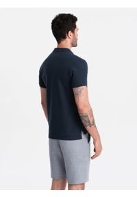 Ombre Clothing - Jednokolorowa koszulka męska polo BASIC z dzianiny pique - granatowa V2. Okazja: na co dzień. Typ kołnierza: polo. Kolor: niebieski. Materiał: dzianina. Wzór: haft, aplikacja, jednolity. Styl: sportowy, wizytowy, casual #3