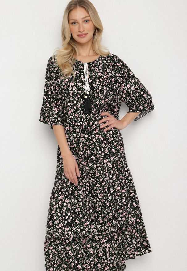 Born2be - Czarna Bawełniana Sukienka Rozkloszowana w Drobne Kwiatki z Chwostem Orrilva. Okazja: na co dzień, na imprezę. Typ kołnierza: dekolt w łódkę. Kolor: czarny. Materiał: bawełna. Wzór: kwiaty. Sezon: wiosna. Styl: casual, elegancki