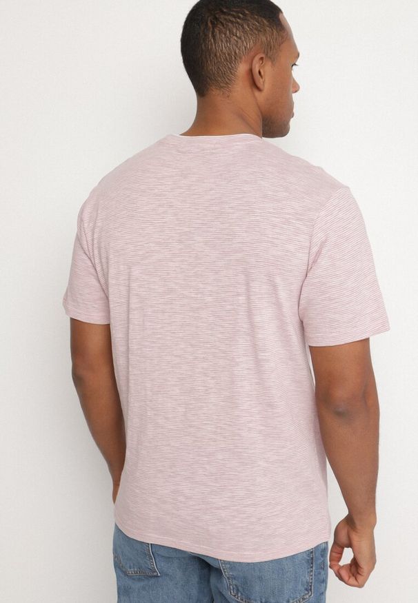 Born2be - Jasnoróżowa Koszulka z Ozdobną Kieszonką Uliadoretia. Okazja: na co dzień. Kolor: różowy. Materiał: jeans. Styl: casual, klasyczny