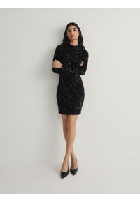 Reserved - Sukienka mini z cekinami - czarny. Kolor: czarny. Wzór: aplikacja. Długość: mini