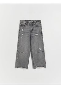 Reserved - Jeansy straight fit z przetarciami - szary. Kolor: szary