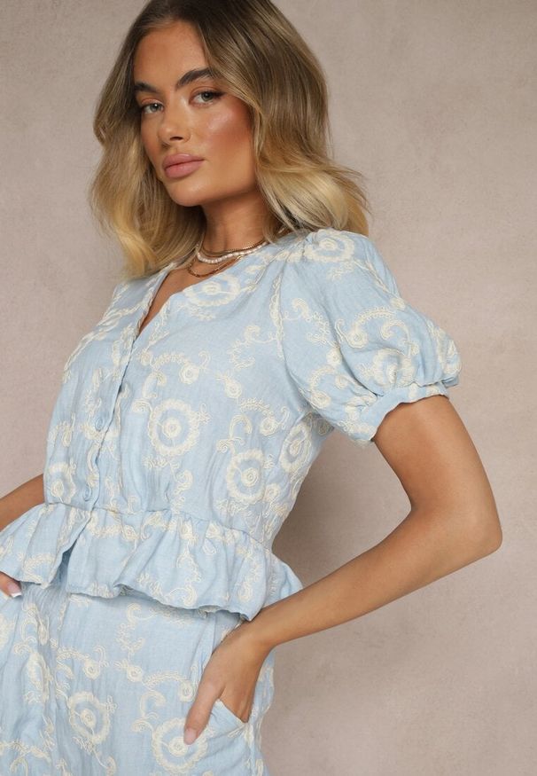 Renee - Jasnoniebieska Bluzka z Bawełny Ozdobiona Haftem Talseli. Okazja: na co dzień. Kolor: niebieski. Materiał: bawełna. Wzór: aplikacja, haft. Styl: casual