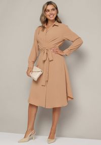 Born2be - Brązowa Koszulowa Sukienka Midi z Guzikami i Materiałowym Paskiem Tetenai. Okazja: na co dzień. Kolor: brązowy. Materiał: materiał. Typ sukienki: koszulowe. Styl: casual. Długość: midi #4