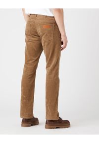 Wrangler - WRANGLER GREENSBORO MĘSKIE SPODNIE SZTRUKSOWE BISCUIT W15QA2012 112319942. Materiał: sztruks #6