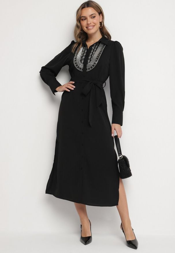 Born2be - Czarna Sukienka Koszulowa z Paskiem Cekinami i Koralikami Danielis. Okazja: na co dzień. Typ kołnierza: kołnierzyk klasyczny. Kolor: czarny. Materiał: skóra. Długość rękawa: długi rękaw. Wzór: aplikacja. Typ sukienki: koszulowe. Styl: klasyczny, casual