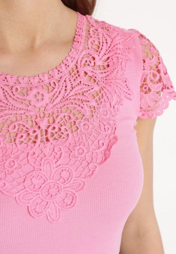 Born2be - Różowy Prążkowany T-shirt z Koronkową Wstawką Glilama. Okazja: na co dzień. Kolor: różowy. Materiał: prążkowany, koronka. Wzór: aplikacja. Styl: elegancki, casual, klasyczny