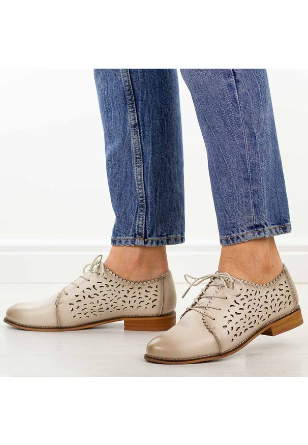Beżowe ażurowe skórzane półbuty damskie Cambell 19386. Okazja: na co dzień. Nosek buta: okrągły. Kolor: beżowy. Szerokość cholewki: normalna. Wzór: ażurowy. Materiał: skóra. Sezon: wiosna, lato. Obcas: na obcasie. Styl: casual, klasyczny, elegancki