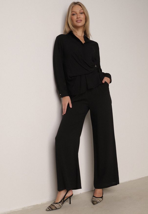 Born2be - Czarny Wiskozowy Komplet Asymetryczna Koszula i Spodnie z Kieszeniami Moneia. Kolor: czarny. Materiał: wiskoza