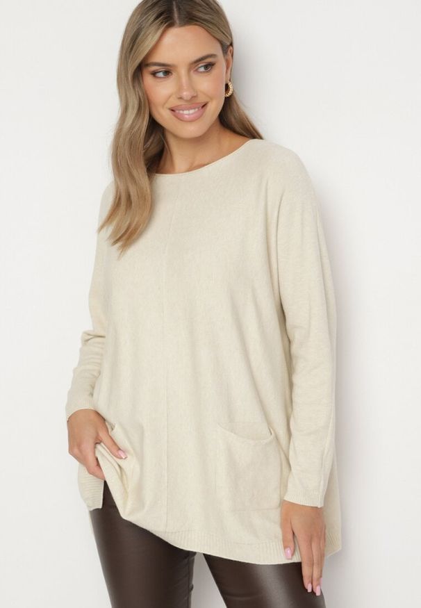 Born2be - Jasnobeżowy Sweter z Wiskozą o Klasycznym Kroju z Kieszeniami i Rozcięciami Narista. Okazja: na co dzień. Kolor: beżowy. Materiał: wiskoza. Styl: klasyczny