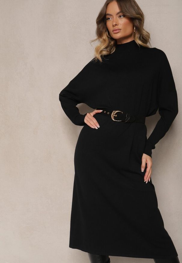Renee - Czarna Pudełkowa Sukienka Sweterkowa z Wiskozą i Golfem Rinnine. Okazja: na co dzień. Typ kołnierza: golf. Kolor: czarny. Materiał: wiskoza. Styl: elegancki, casual
