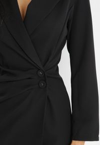 Born2be - Czarna Sukienka Ionitheme. Okazja: do pracy, na spotkanie biznesowe. Typ kołnierza: dekolt w serek. Kolor: czarny. Styl: klasyczny, elegancki, biznesowy #3