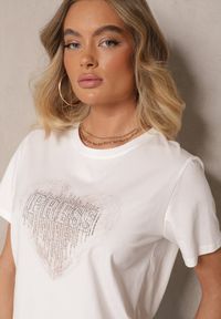 Renee - Biała Bluzka z Bawełny Ozdobiona Sercem z Cyrkonii i Napisem Marillena. Okazja: na co dzień. Kolor: biały. Materiał: bawełna. Wzór: napisy, aplikacja. Styl: elegancki, casual