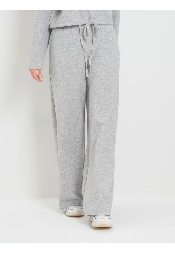 Sinsay - Spodnie wide leg z miękkiej dzianiny z domieszką wiskozy soft touch - szary. Kolor: szary. Materiał: dzianina, wiskoza