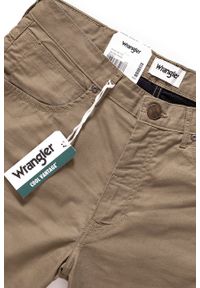 Wrangler - WRANGLER SPODNIE MĘSKIE ARIZONA SAFARI KHAKI W12OAN178. Kolor: brązowy. Materiał: materiał #6