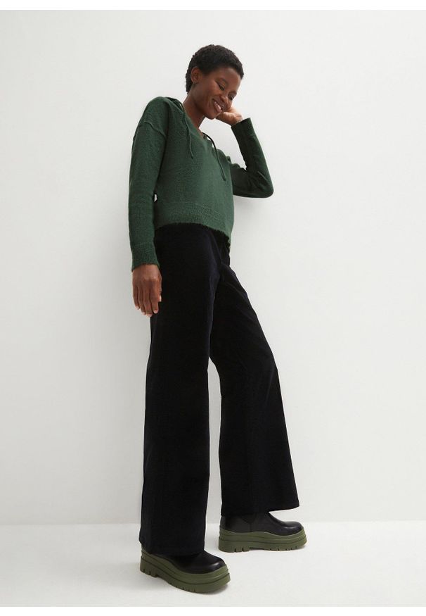 bonprix - Sweter z dekoltem w serek i kapturem. Typ kołnierza: dekolt w serek. Kolor: zielony. Styl: sportowy